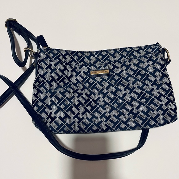 Tommy Hilfiger Handbags - Tommy Hilfiger crossbody